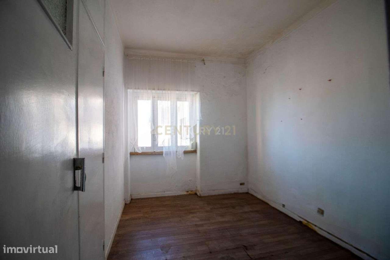 Moradia T4 para restaurar com jardim e anexos na Serra da Vila – Torre - Grande imagem: 4/15