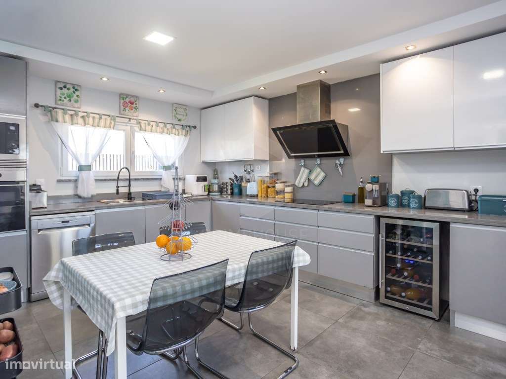 Moradia Isolada T4 com Piscina, Garagem e Acabamentos Premium-19