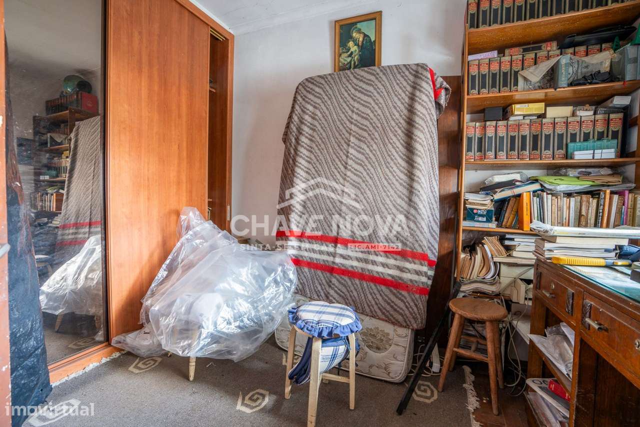 Moradia T1 com garagem box e logradouro e quintal no centro de Gaia-5