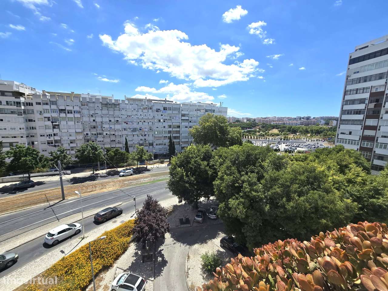 Excelente Apartamento T2 renovado com Open Space e Varanda - Almada-31