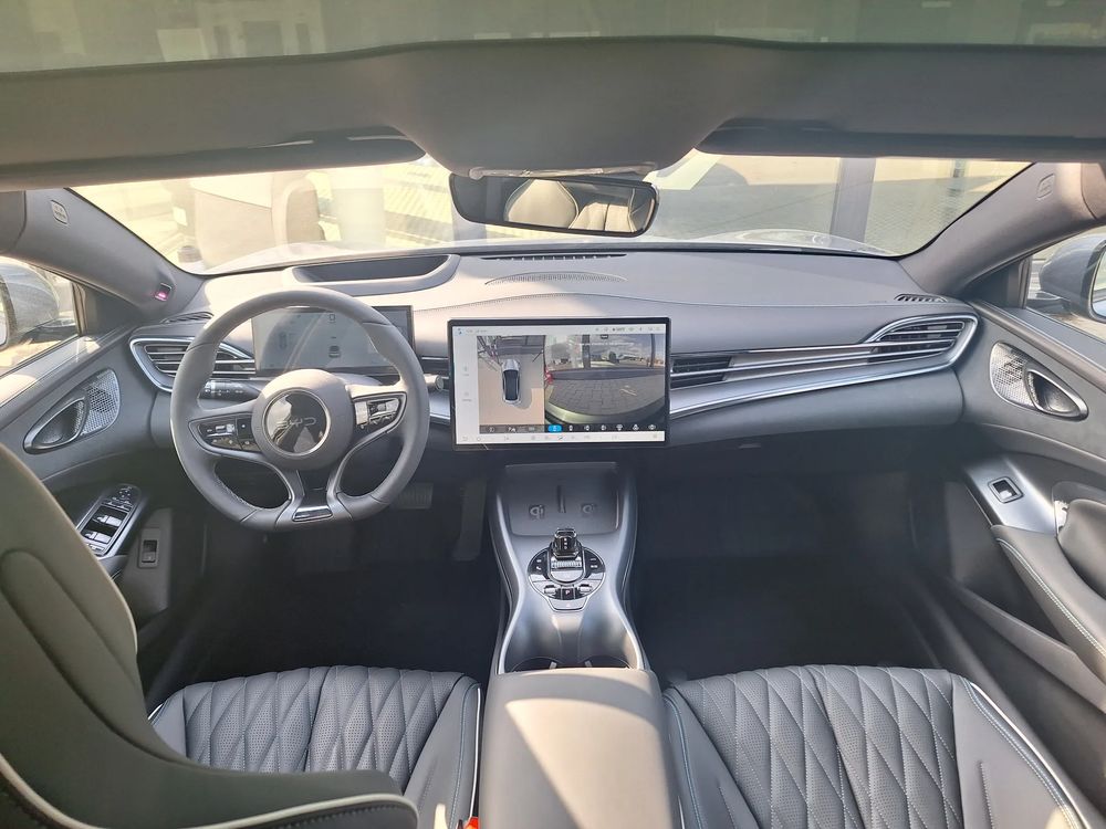 3,8 S (0-100 km/h) / Zasięg 520 km / Head-Up / Dynaudio® / Kamera 360