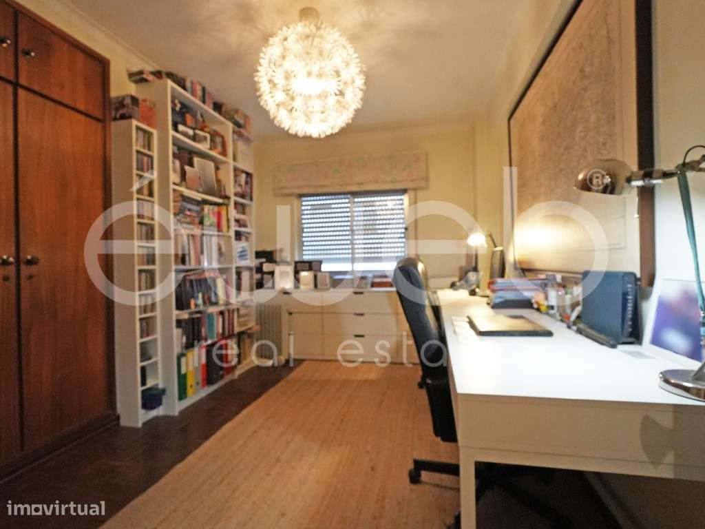 Apartamento T3 com varanda, Luísa Todi-19