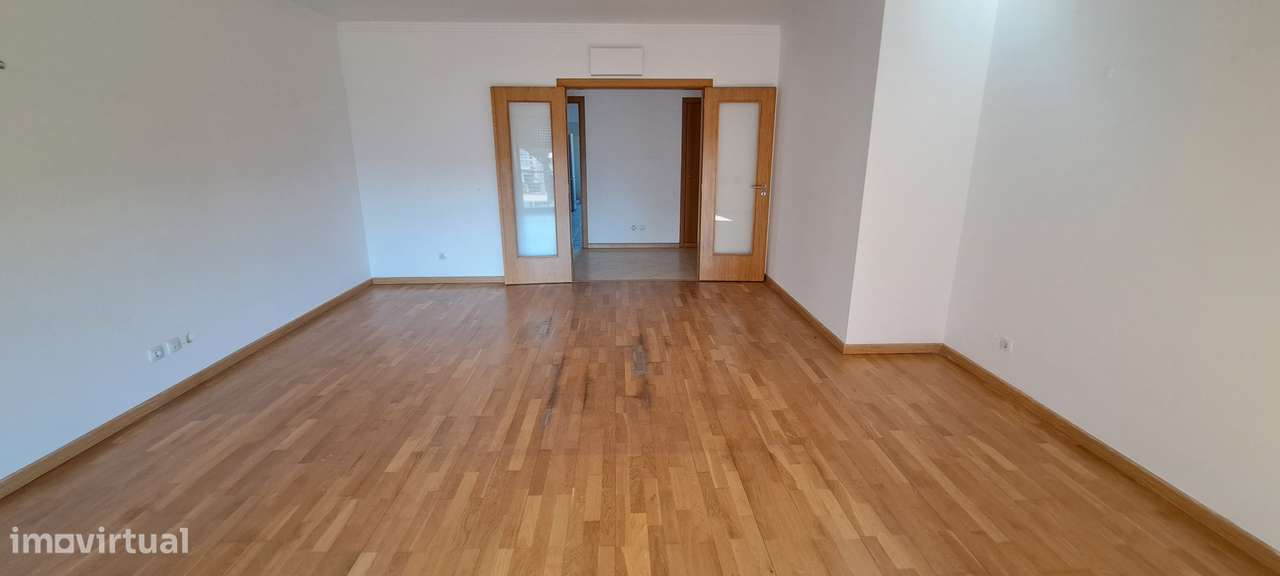 Apartamento T4 com 156m²,estacionamento, 2 arrecadações Samora Correia-1