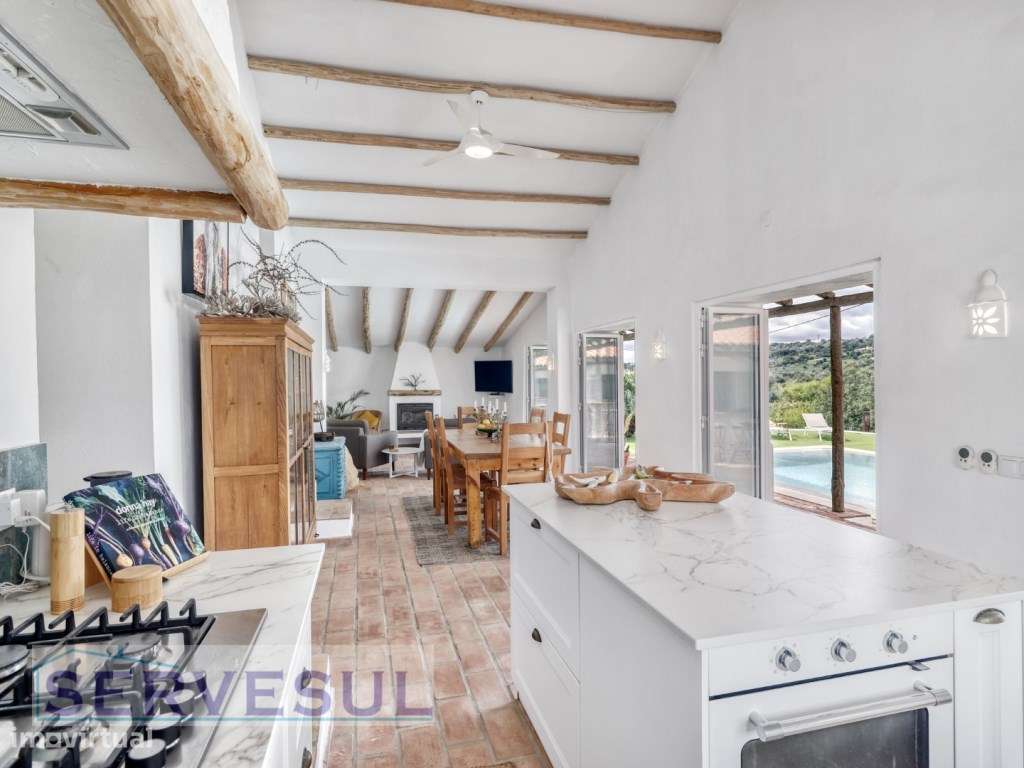 Charmosa Moradia Familiar T3+1 no Campo, inserida num generoso terr...-6