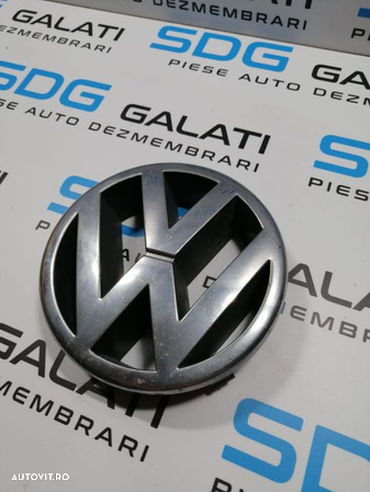 Sigla Emblema de pe Grila Bara Spoiler Fata Volkswagen Passat B5 1997 - 2001 Cod 3B0853601 3B0853601A - 2