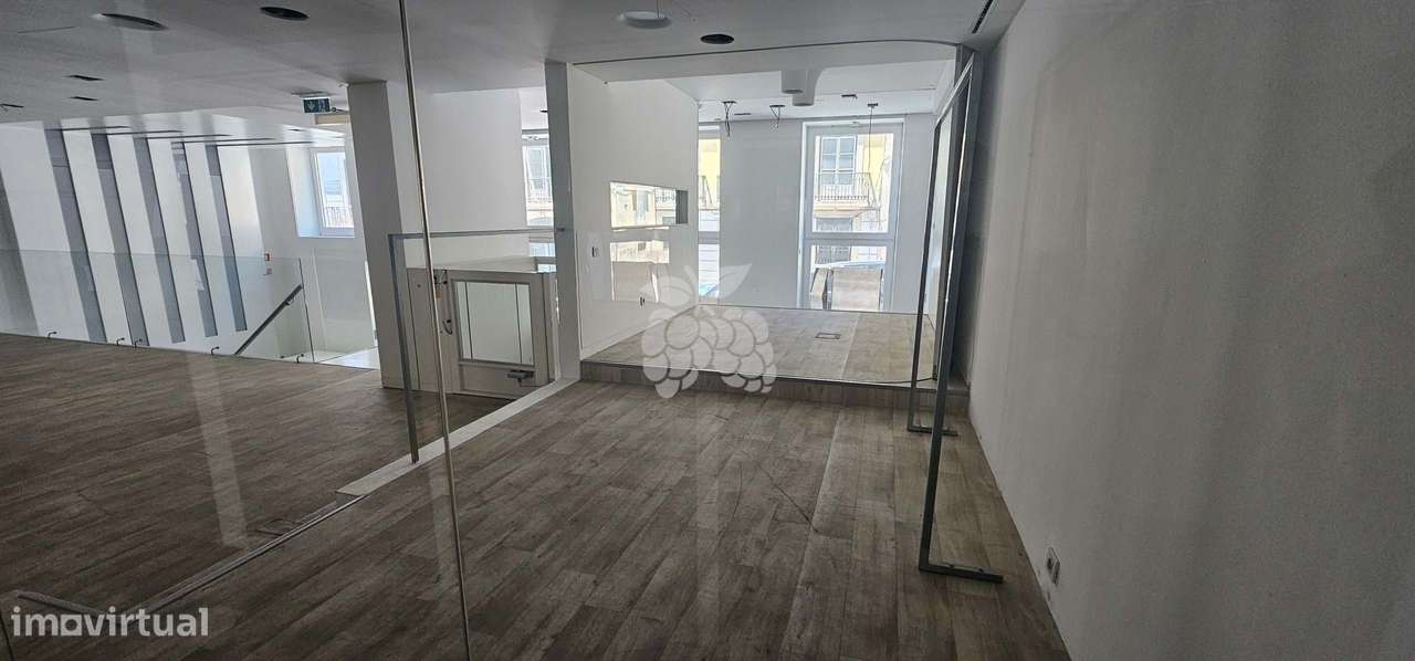 Loja ampla + 4 estacionamentos + arrecadação   Chiado - Grande imagem: 2/20