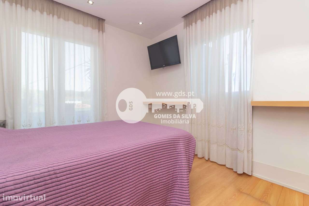 Moradia T3+1 com Espaços Comerciais – Ideal para Viver e Investir-23