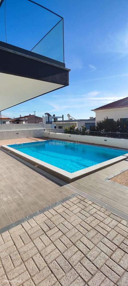 Moradia T4+1 Contemporânea com Piscina-37