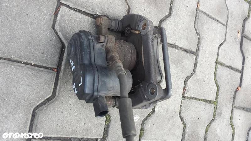 AUDI A4 B8 IDEALNE ELEKTRYCZNE ZACISKI TYL - 1