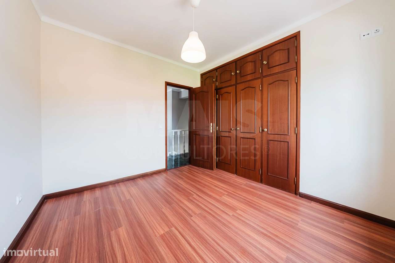 Moradia T4 com Charme em Olho Marinho | 260m² | Lote 734m²-32