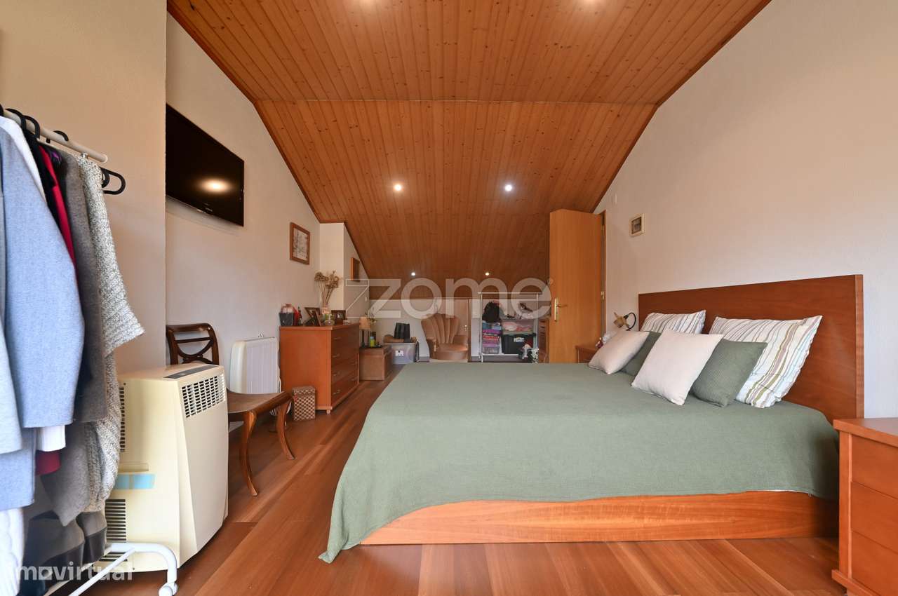 Moradia T3 + 1 remodelada, na Aldeia de Juso (Bairro Chesol)-25