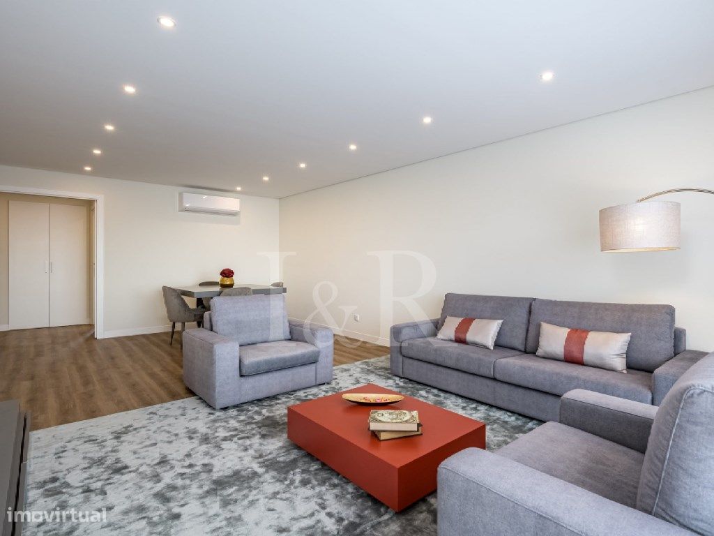 Apartamento T3 com varanda e estacionamento em Talaíde - Grande imagem: 1/25