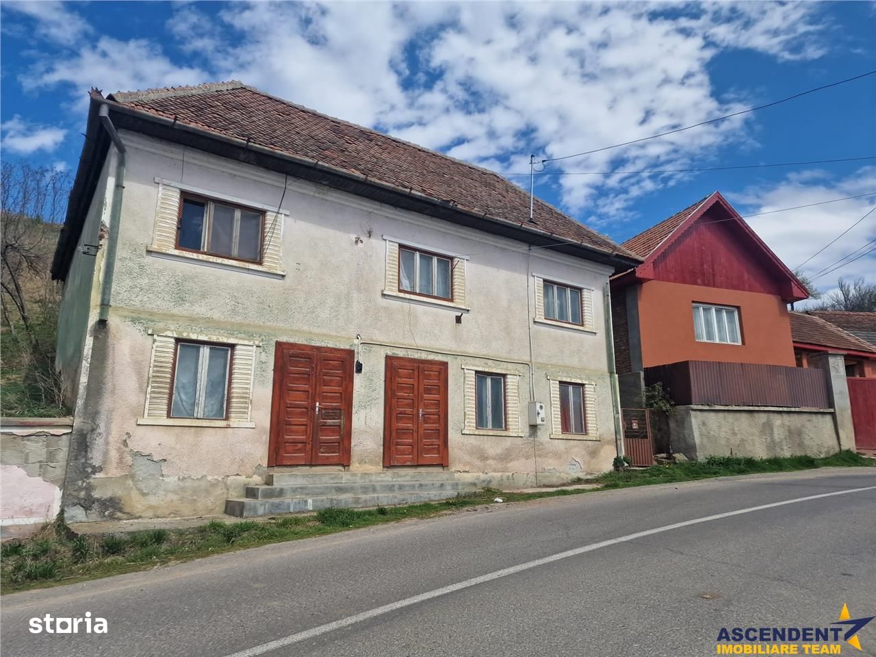 Casa traditional saseasca, in pitoareasca  asezare Arini, Brasov