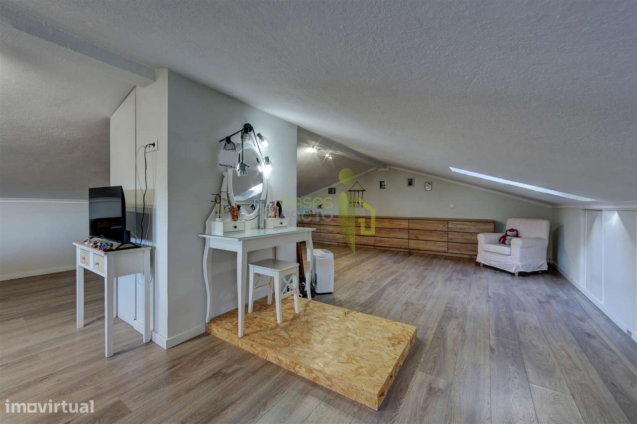 Moradia Clássica T3 transformada em T4, em Rio de Mouro, Sintra-30