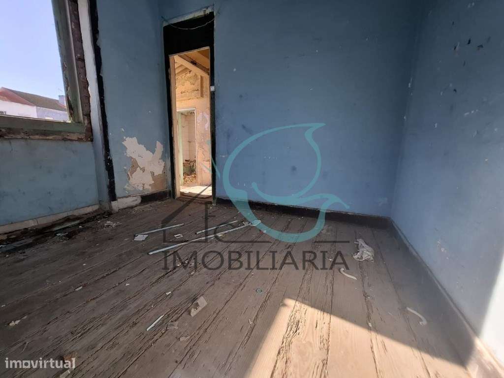 Prédio de 2 pisosem remodelação total no Barreiro - Grande imagem: 4/35
