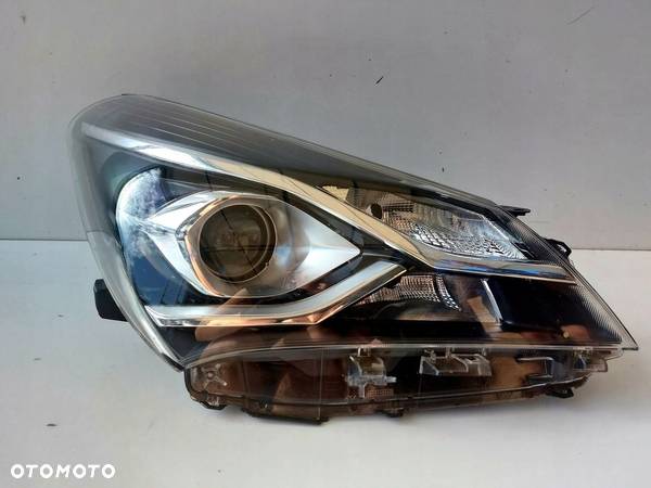 TOYOTA YARIS III LIFT LAMPA PRAWY PRZÓD 0D-199 - 1