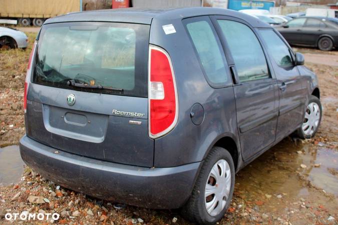 Skoda Roomster 5J 2007 1.4TDI BNV (MASKA, ZDERZAK, LAMPA, BŁOTNIK, DRZWI, KLAPA, SZYBA, FOTEL) - 4