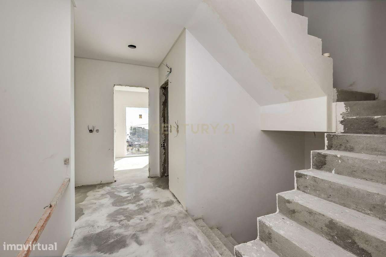 Moradia T4 com piscina em Caneças-21