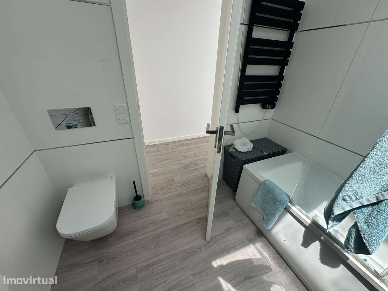 Moradia Térrea com Piscina aquecida e excelente jardim. Localizada em-37