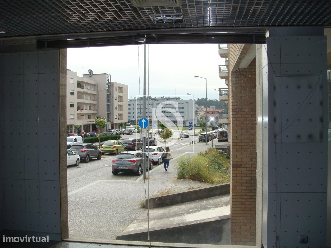 Loja p/comércio no centro de Gandra- Paredes.