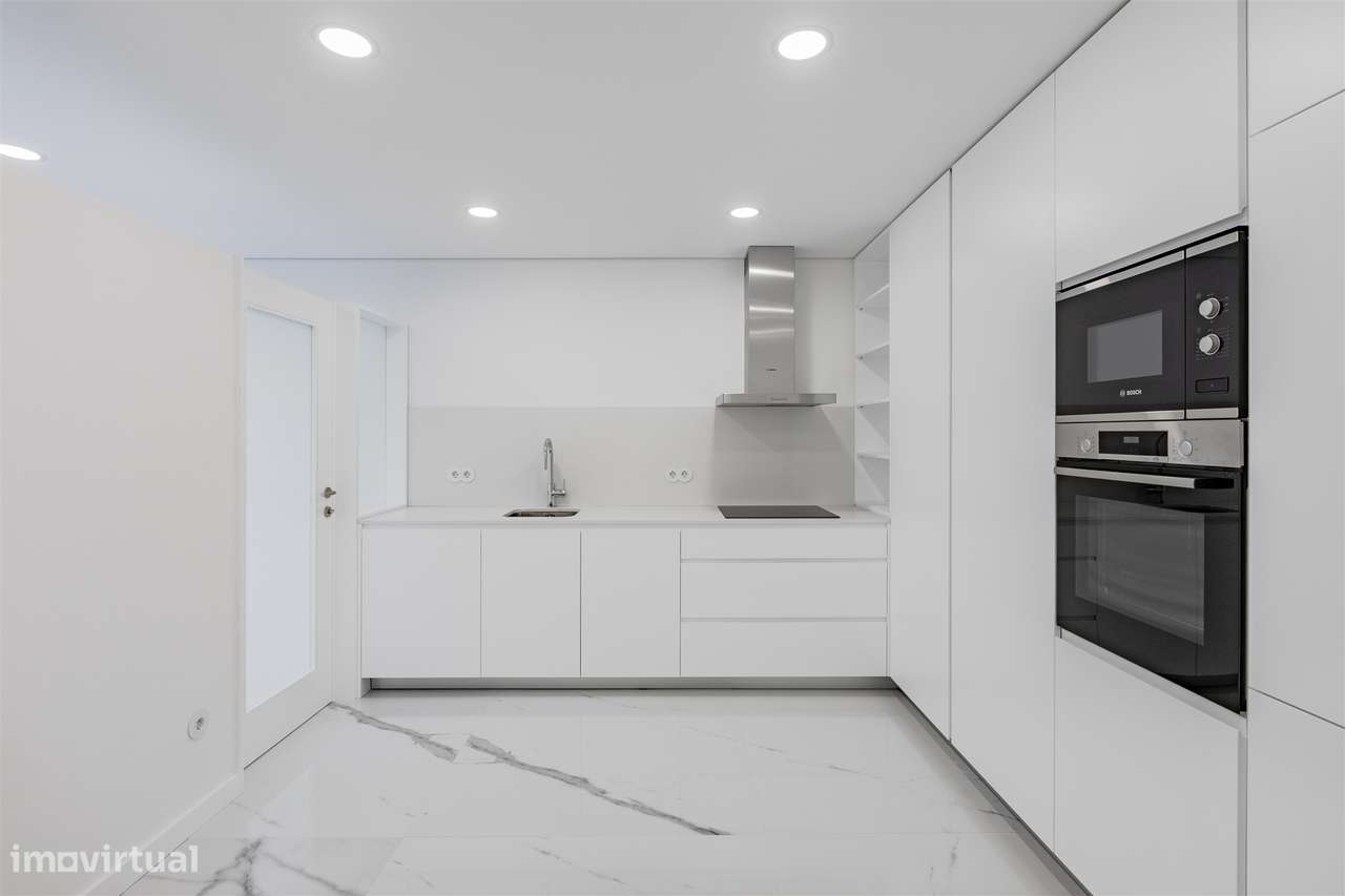 Apartamento T3 Renovado com Varandas na Avenida da Boavista-7