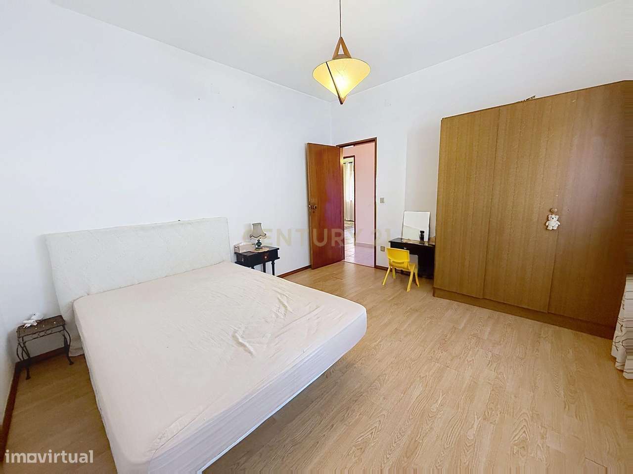 Moradia Espaçosa com 5 Quartos, Garagem Dupla e Vistas Deslumbrantes s-30
