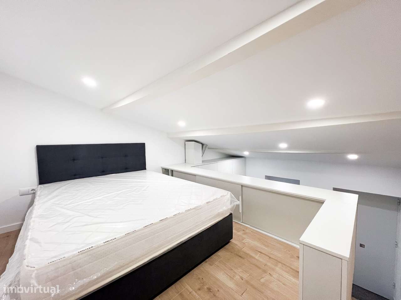 Casa T1 Dúplex (Mezzanine) Remodelado e Equipado - Centro de Gaia - Grande imagem: 5/16