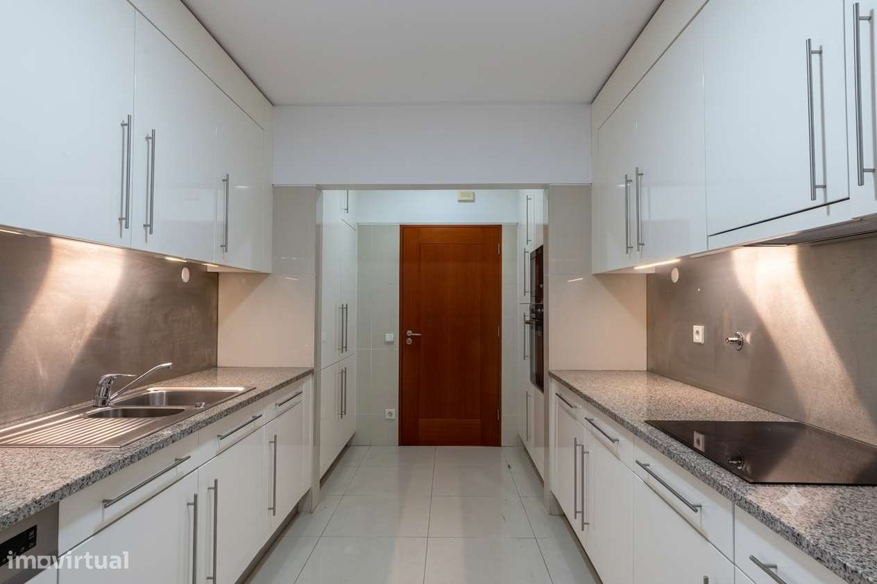 Apartamento T5 com 4 casas de banho e garagem-10