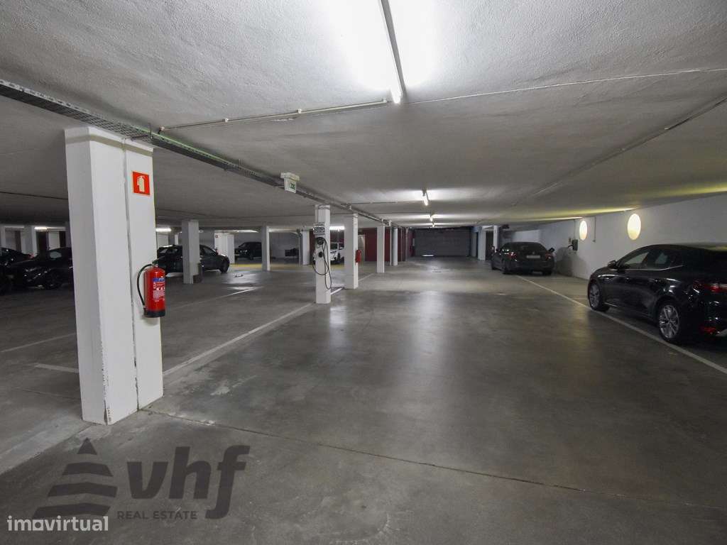 Oportunidade Única: T5 de Excelência no Condomínio Jardim das Camélias-32