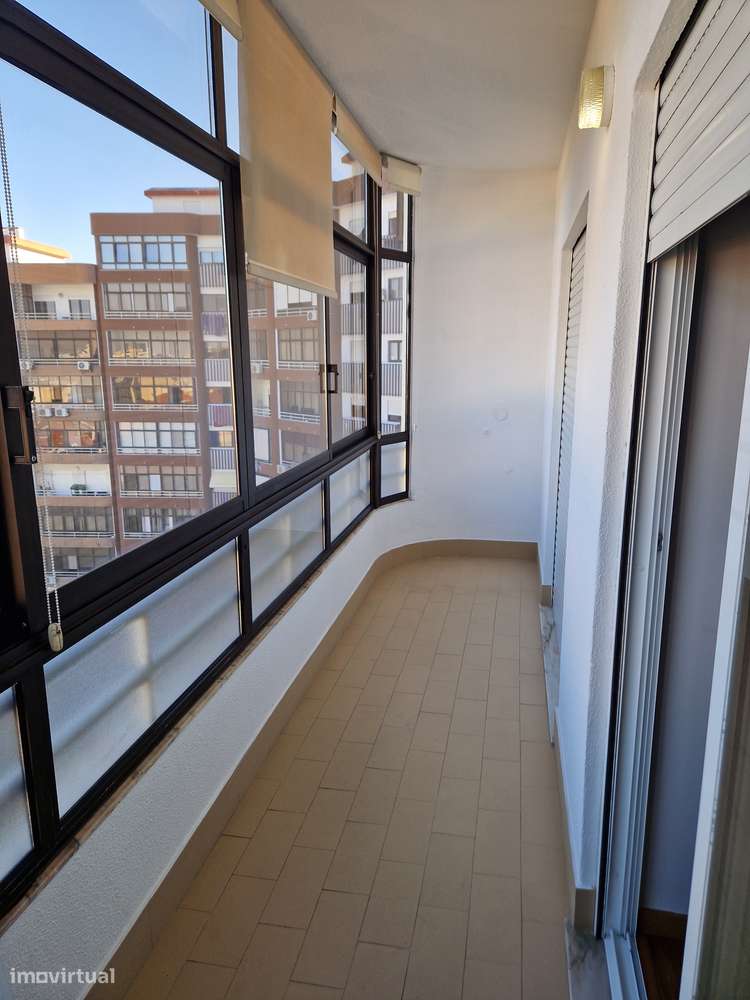 T3 Luxo (T3+T3 ligados/2 Fracções) com 3 Boxes Vistas - Almada Centro-42