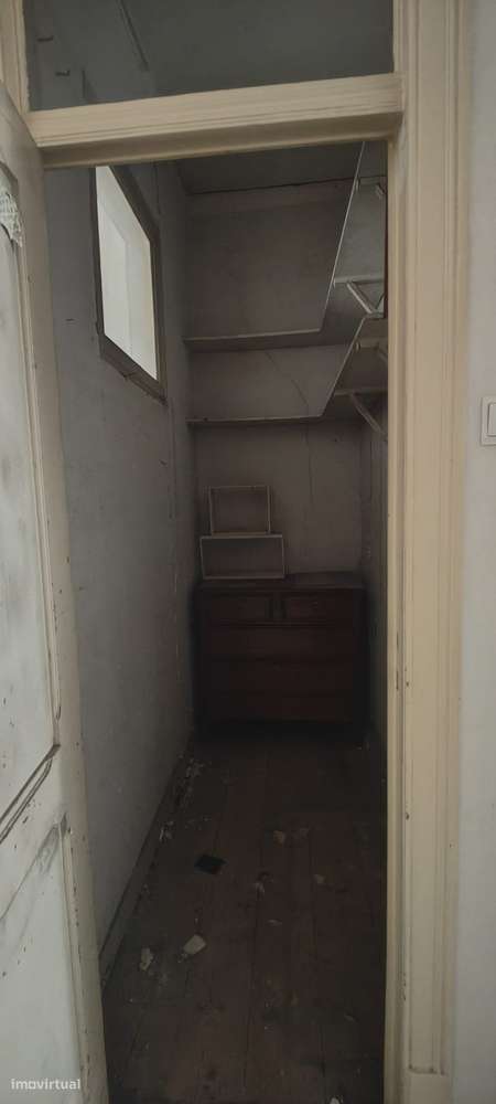 Apartamento T3 com varanda em Avenidas Novas, para remodelação total.-24