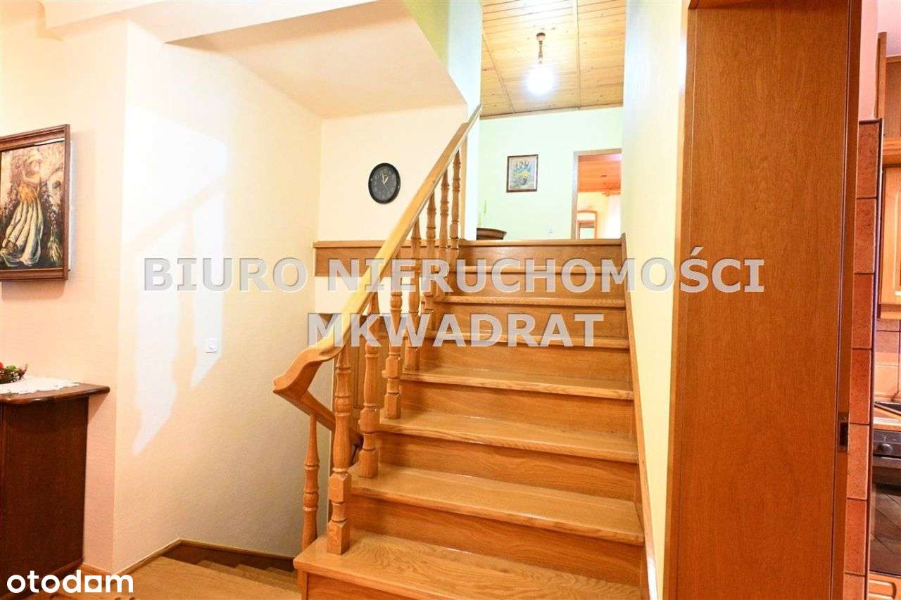 Zadbany, duży dom z garażem tuż przy centrum-12