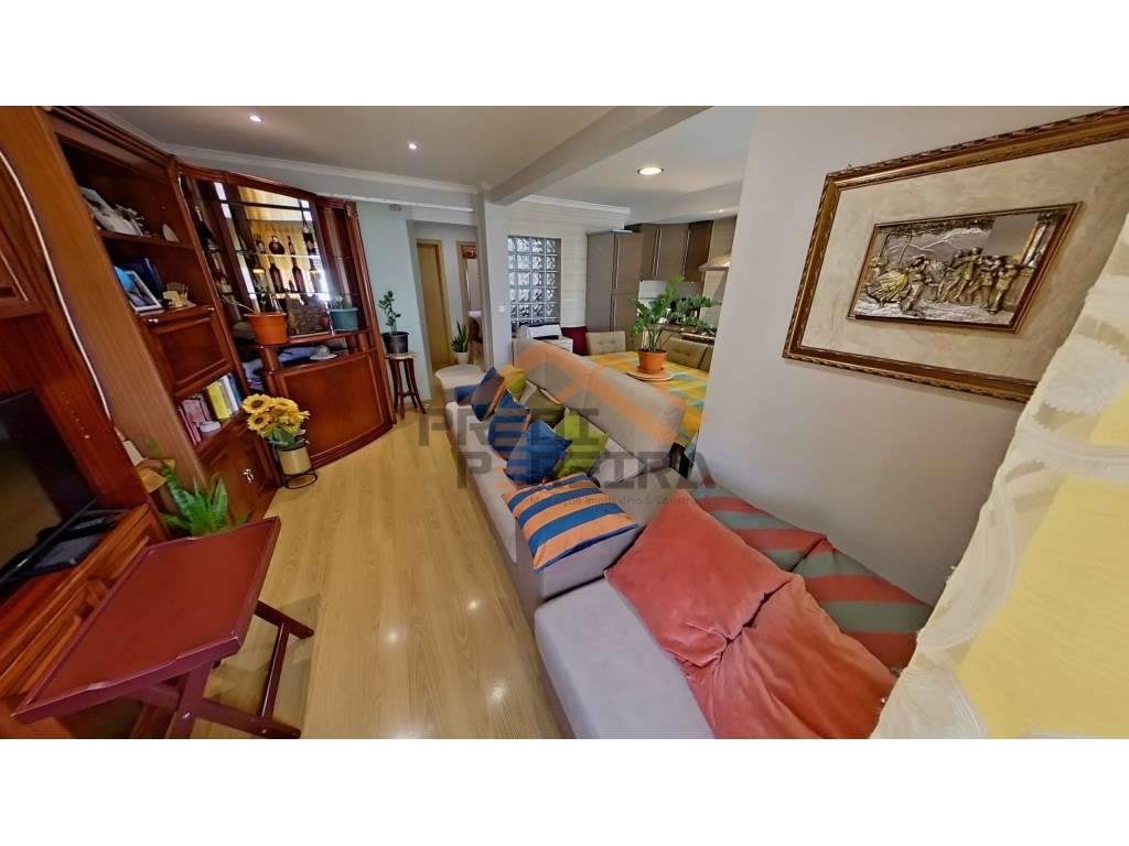 T2 com uma varanda, situado no Cacém. - Grande imagem: 5/24