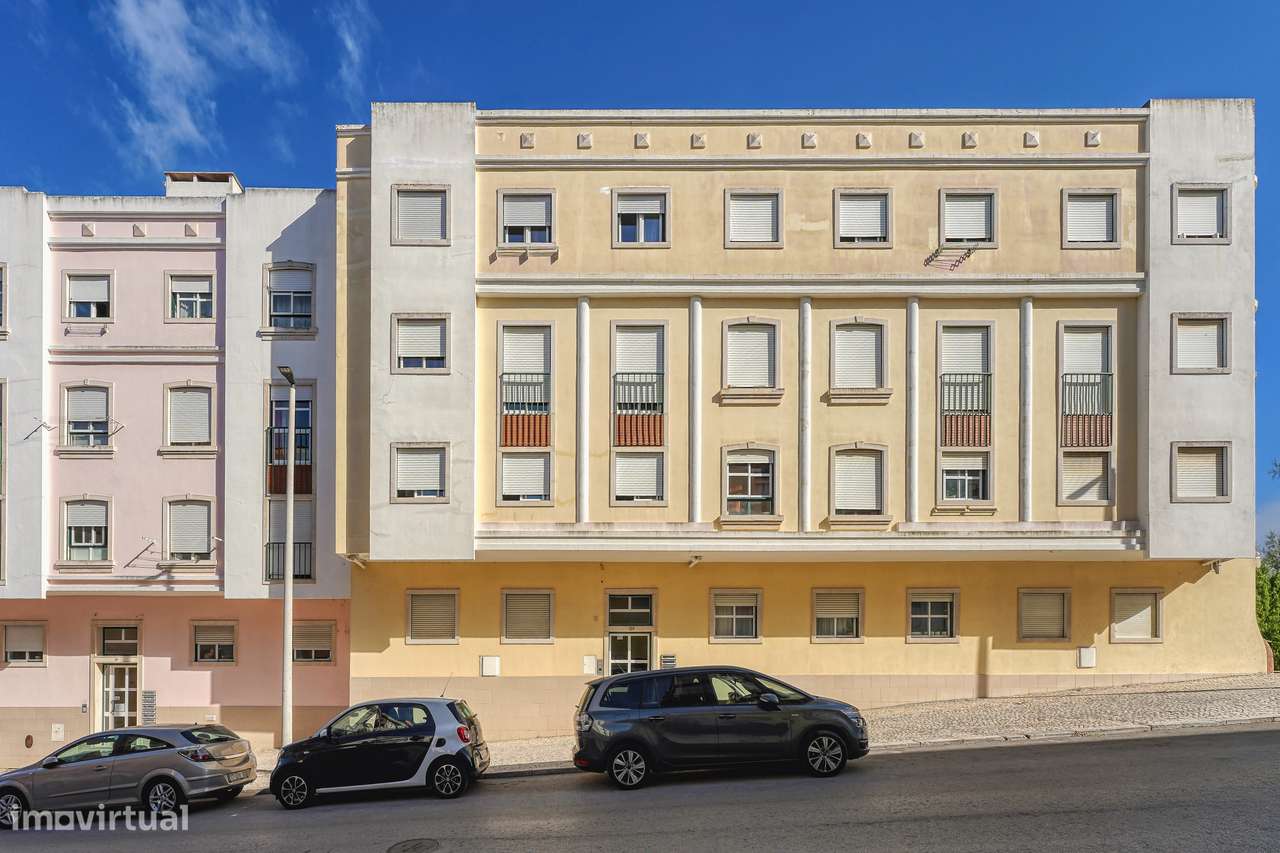Apartamento T2 com garagem e elevador no Barreiro-0