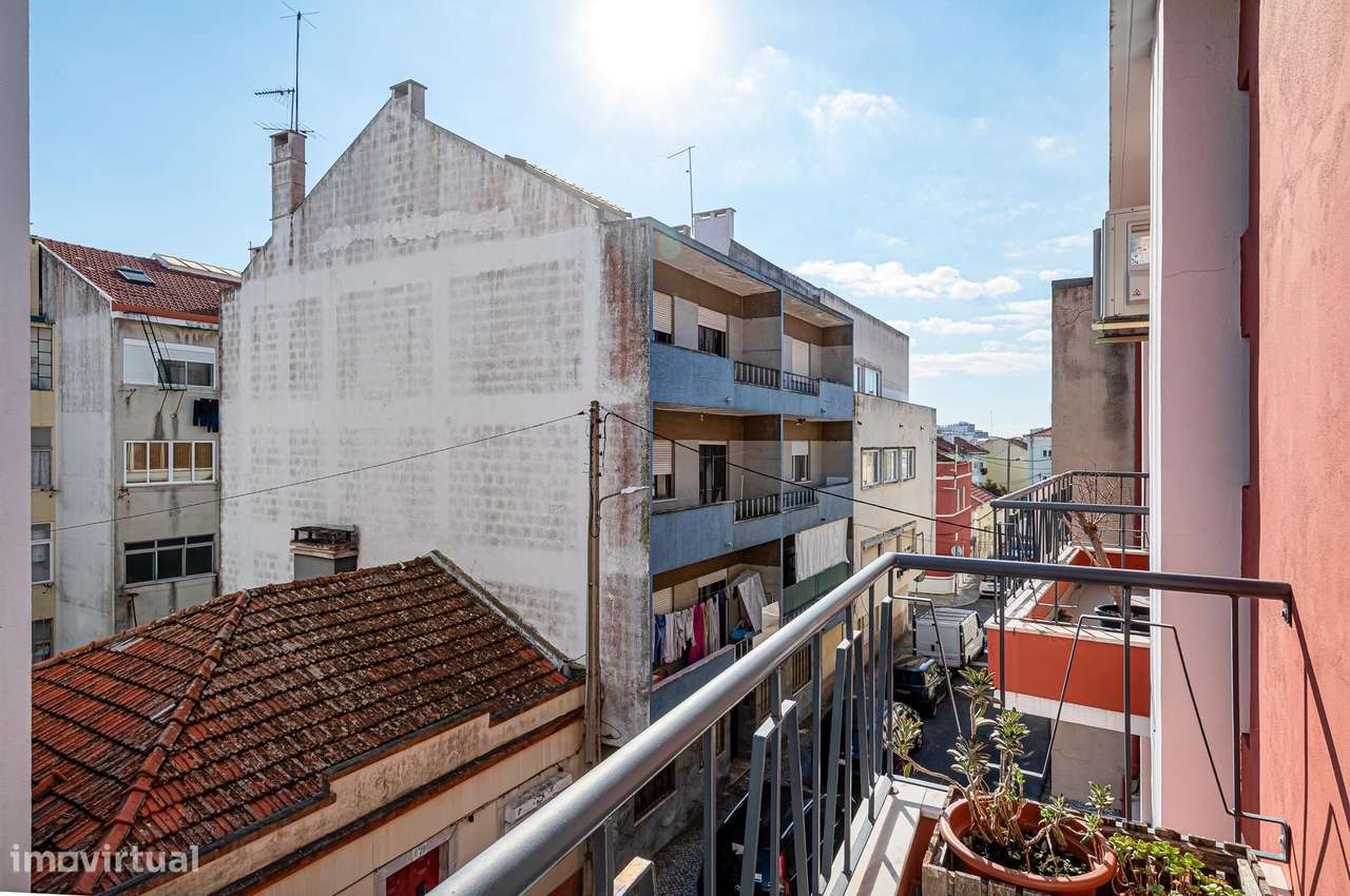 T2+1 Dúplex Remodelado com 4 Varandas e Vista Cristo Rei – Almada-32