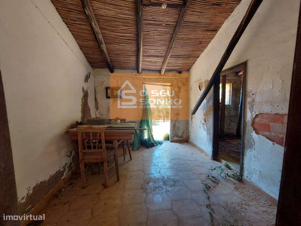 Moradia T2 com Projeto Aprovado com Piscina na Serra-9