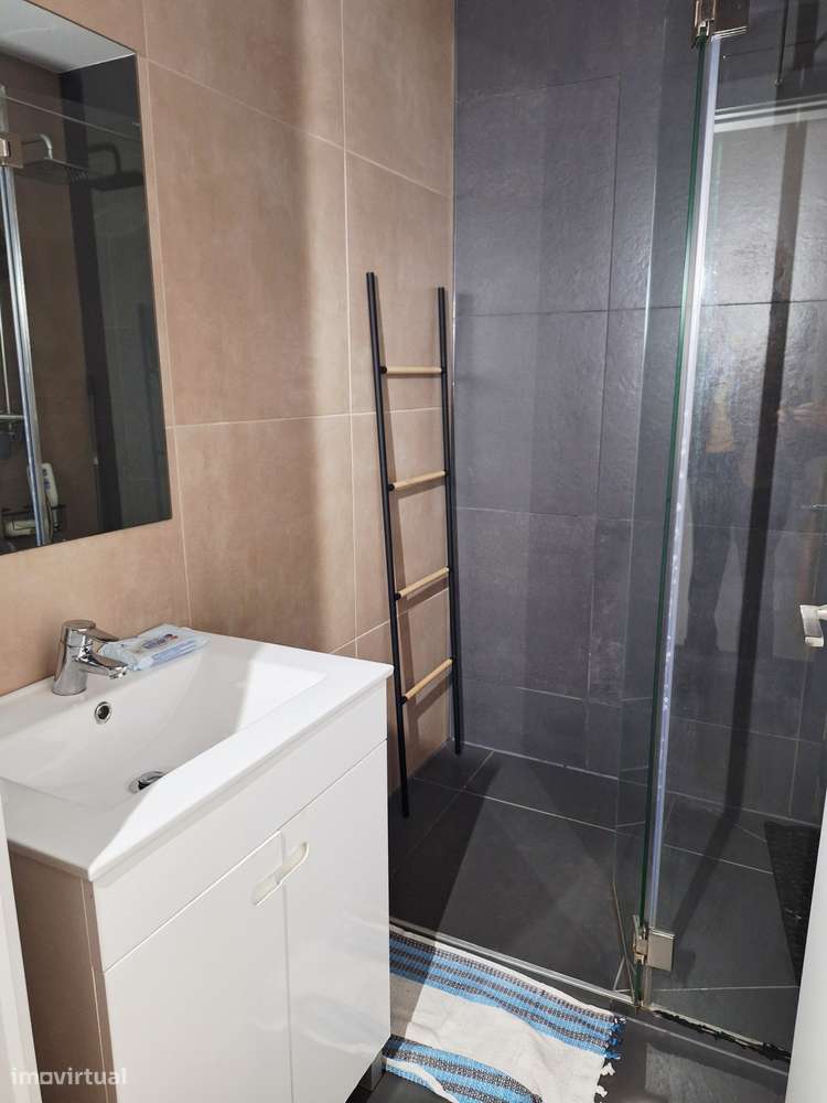 Moderno Apartamento c/ boa área , varanda e arrecadação-10