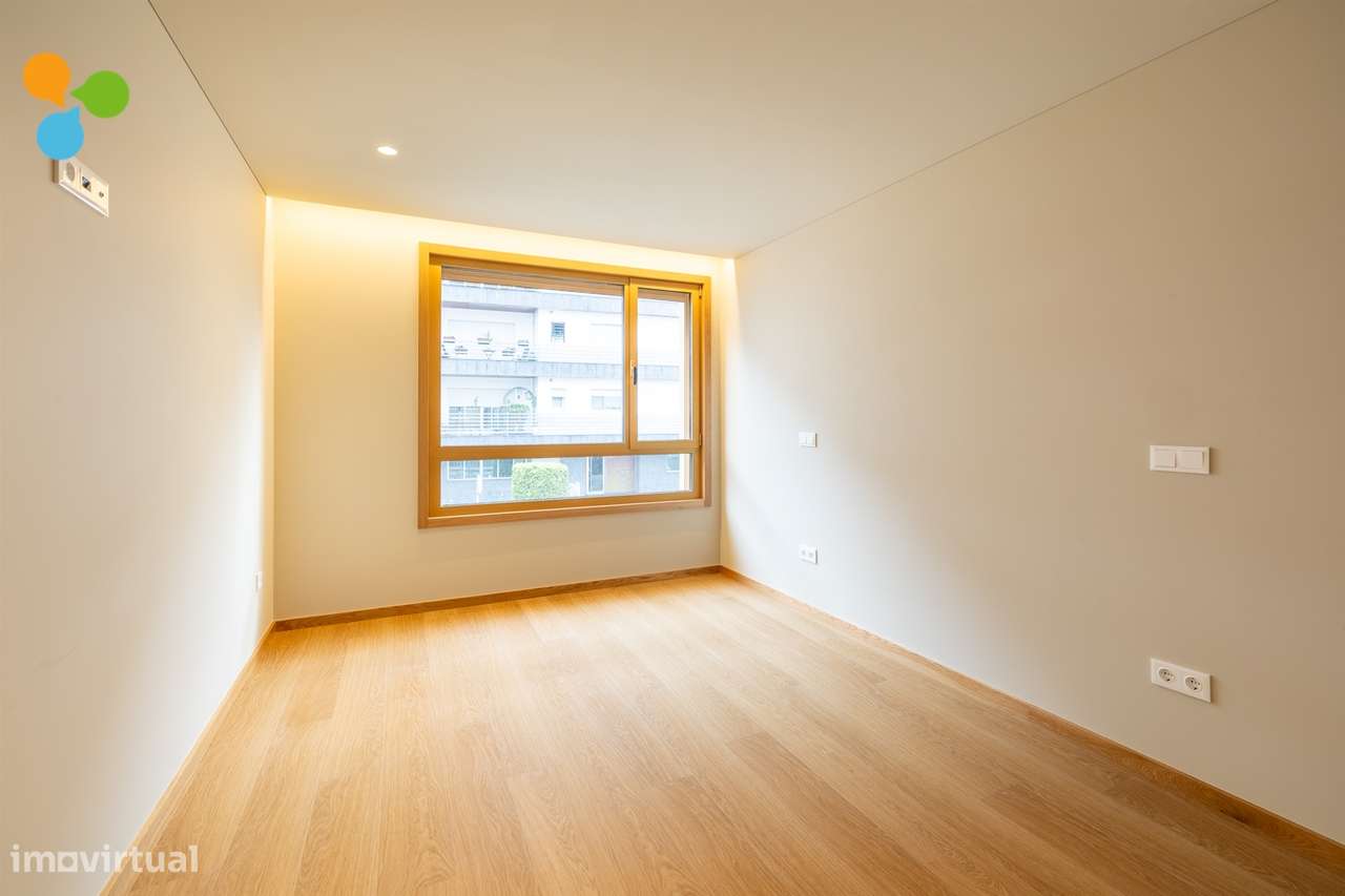 Apartamento T3 novo c/ varanda e 2 lugares de garagem-10