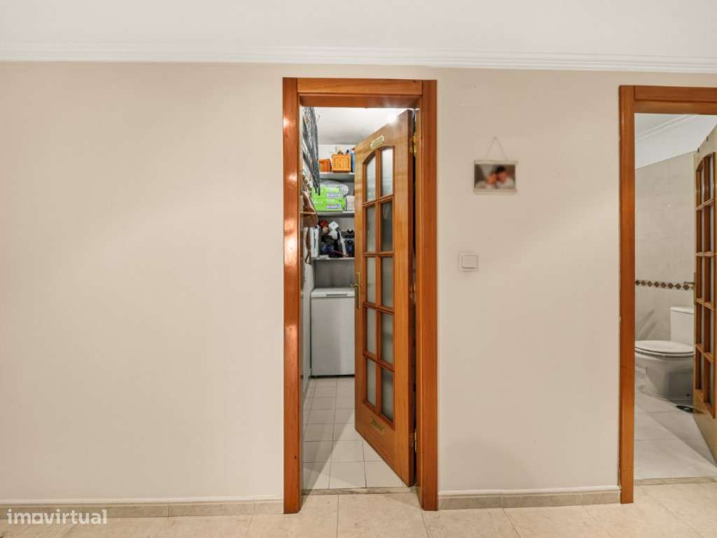 Apartamento T3 com Varanda e Garagem Box, na Quinta da Piedade-23