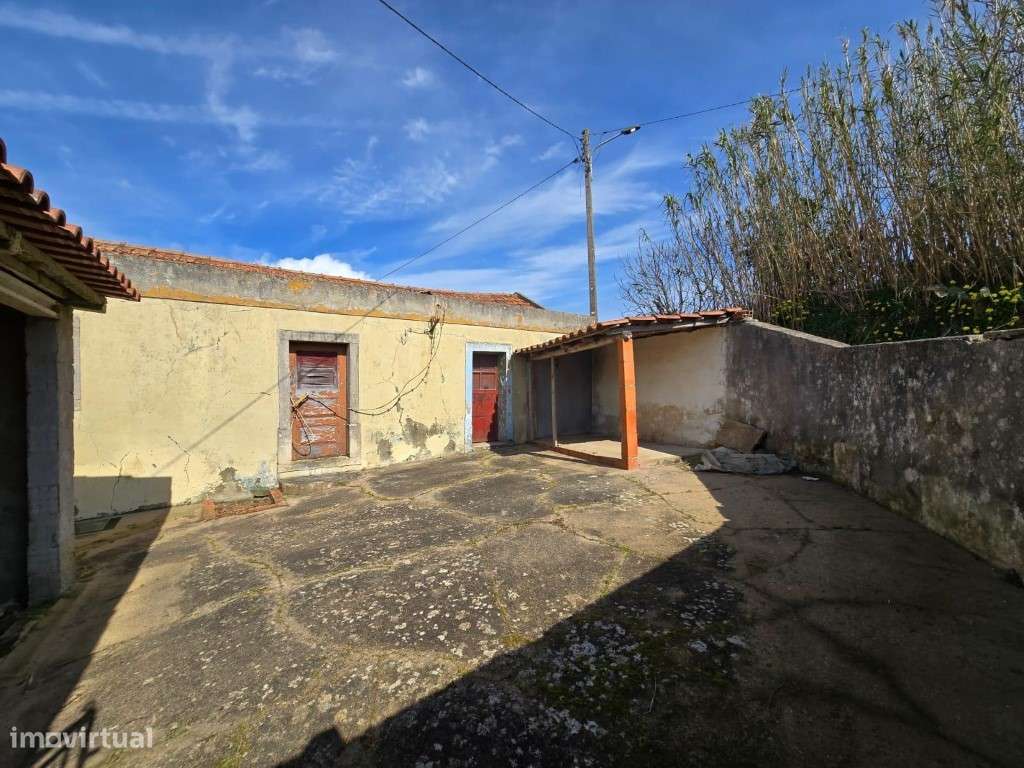 Moradia T3 com terraço, terreno e arrecadação para remodelar, Folgo...-17