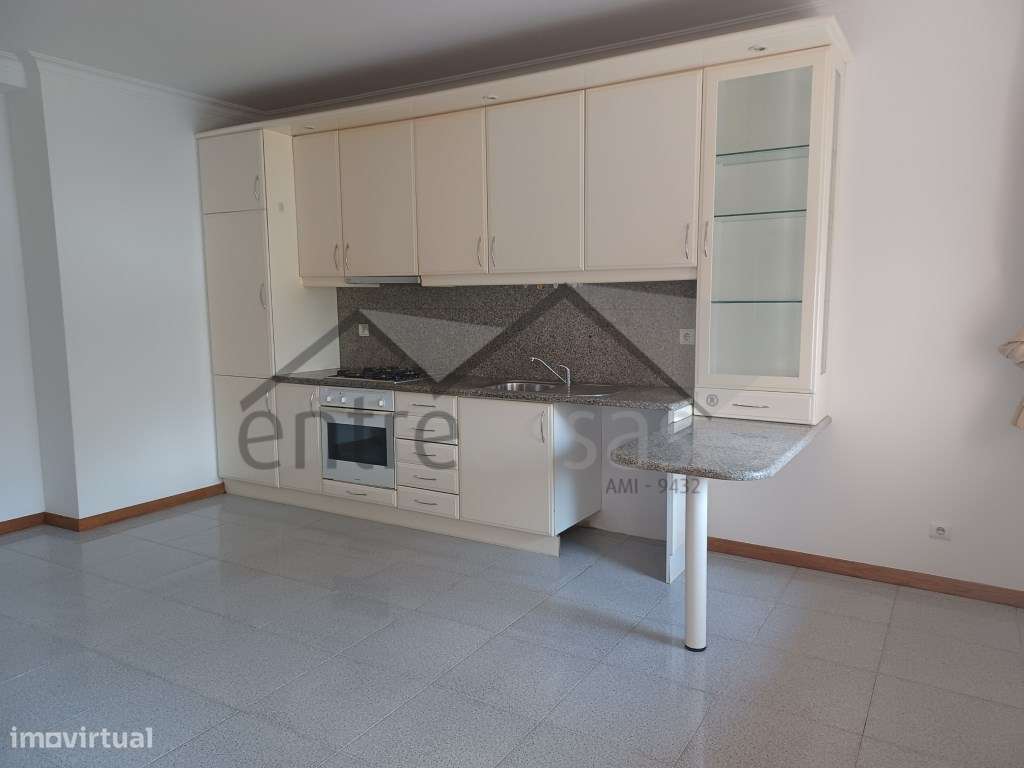 Apartamento T2 Mobilado e Equipado para Arrendar junto a Hospital P... - Grande imagem: 2/6