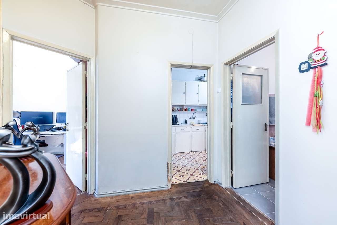 Luminoso Apartamento T2 (com Potencial para T3) na Av. José Elias Garc-12
