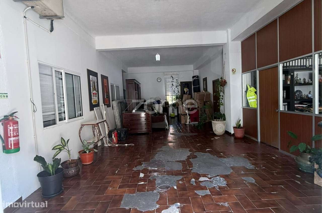 Armazém com 600 m² – 2 Pisos, Escritórios e Excelentes Acessos-6