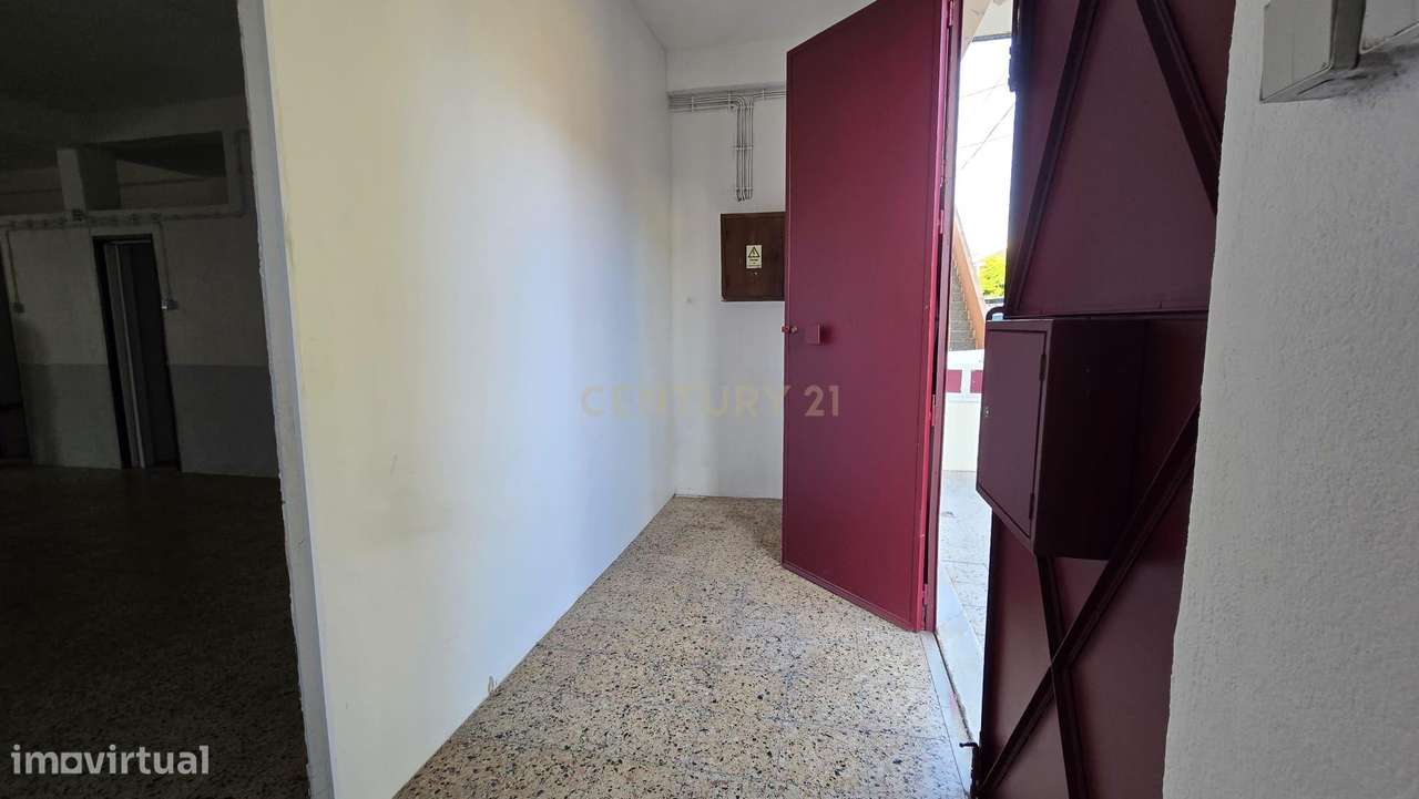 Armazém para arrendamento em Casal de Cambra - Grande imagem: 2/9