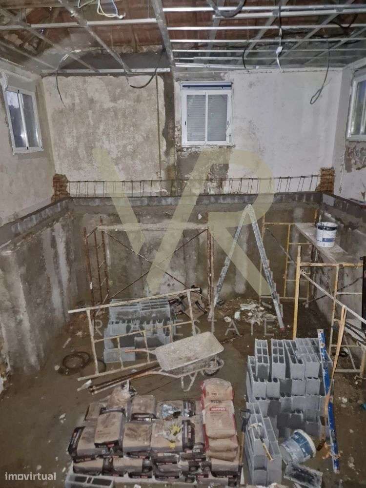 Moradia para Remodelação com Terreno Generoso em Ourém-20