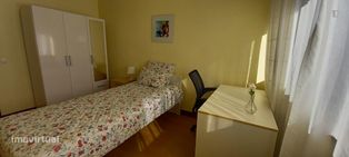 562448 - Quarto com cama de solteiro em...