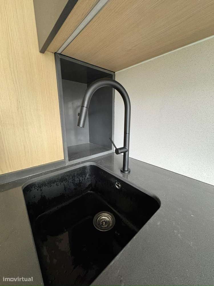 T1 + 1 renovado com varanda e ar condicionado em Alfornelos, Amadora - Grande imagem: 5/18