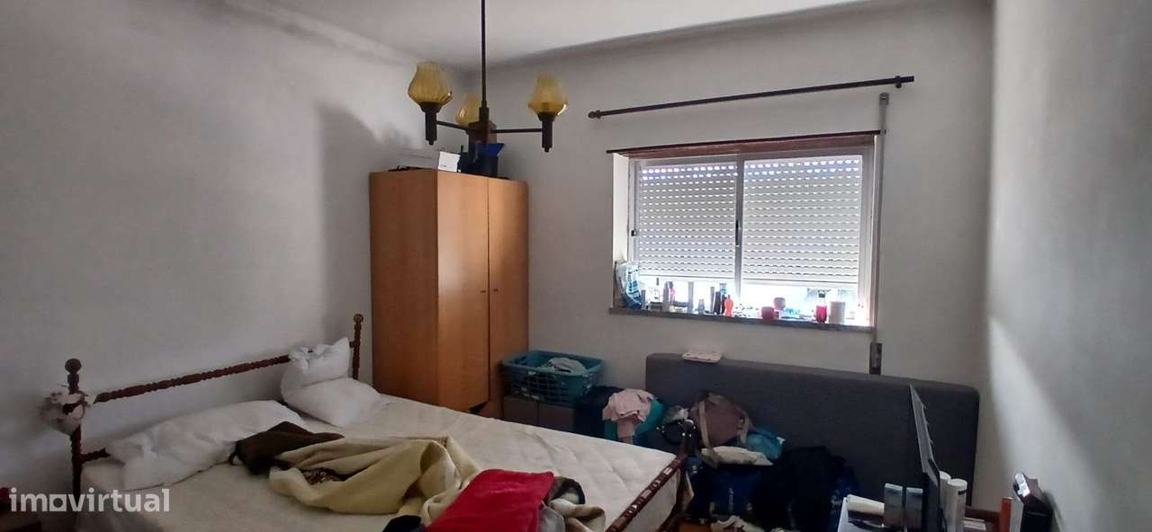 Moradia com dois apartamentos independentes com terreno e armazém.-45