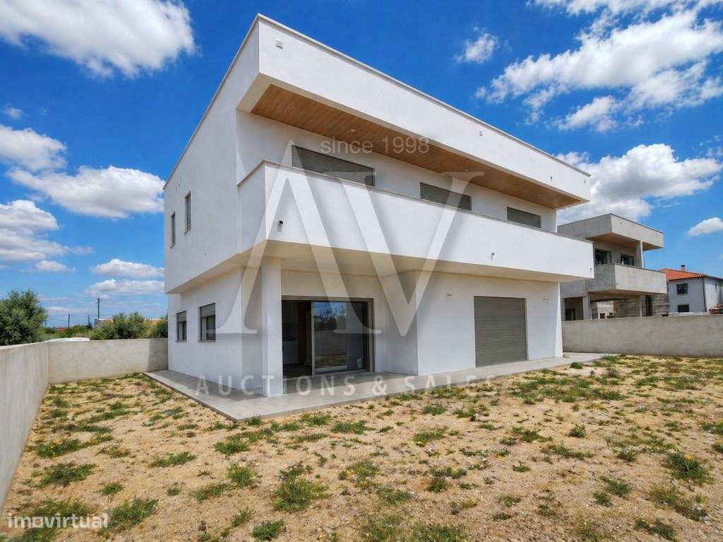 MORADIA V3+1 || Batalha || 294,50 m2 de construção-4