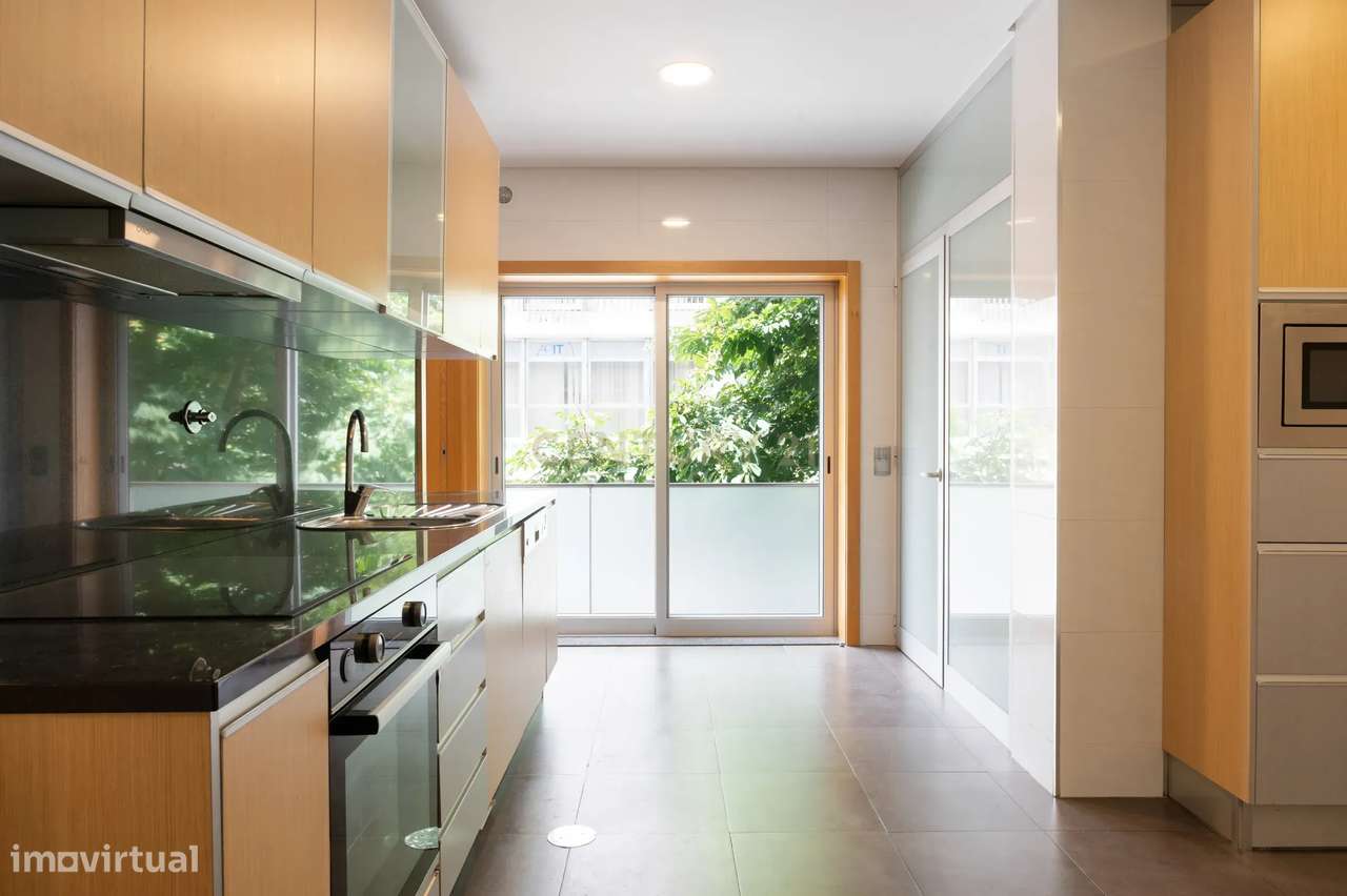Apartamento T3 com varanda e estacionamento - Rua Duque de Terceira-9
